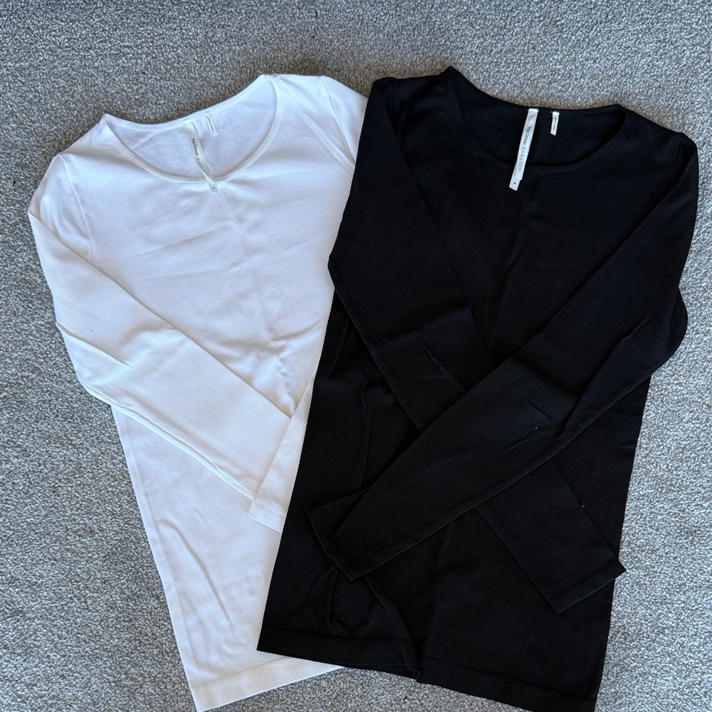 Aritzia/Babaton Black and White Ribbed Crew Neck Tops